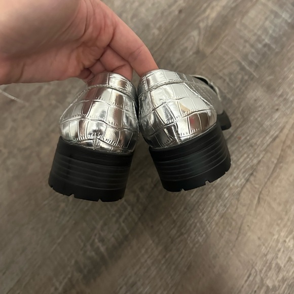 Old Navy metallic snake skin style loafers size 6.5 silver shoes - Picture 5 of 8